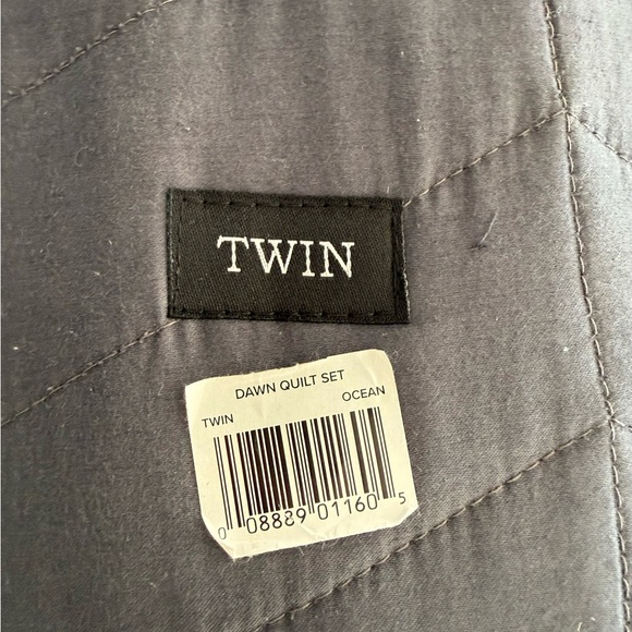 NWT Ugg Twin quit set - Picture 4 of 4